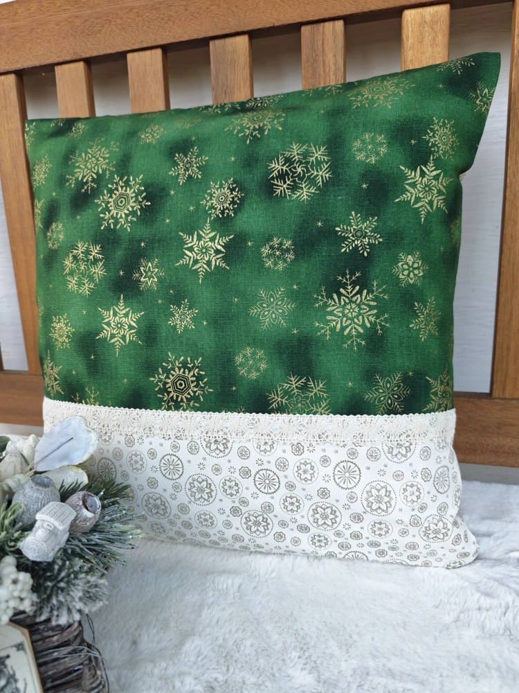 Povlak na polštář 40 x 40 cm – zlaté vločky na zeleném mramoru s krajkou