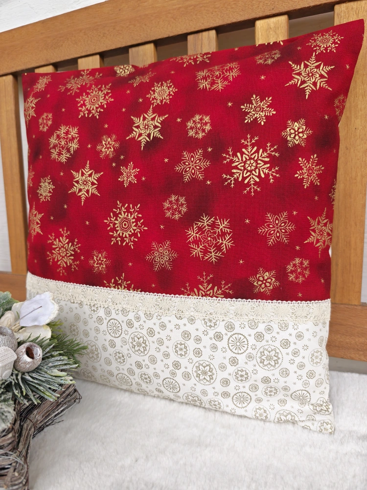 Vánoční povlak na polštář 40 x 40 cm – zlaté vločky na červeném mramoru s krajkou