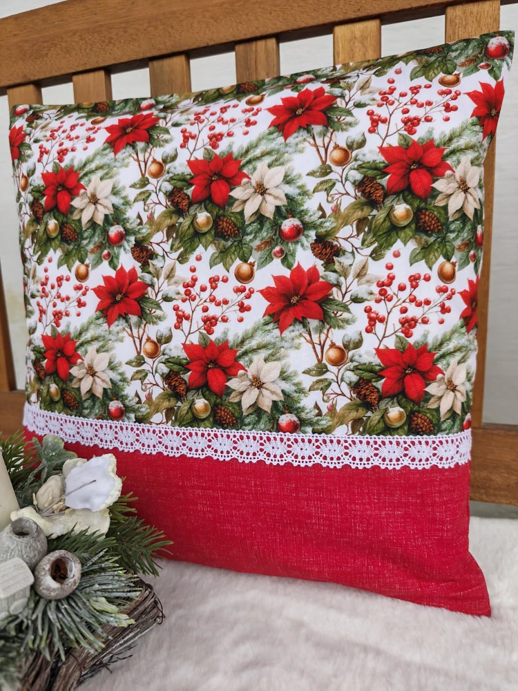 Vánoční povlak na polštář 40 x 40 cm – vánoční červené hvězdy a šišky s krajkou