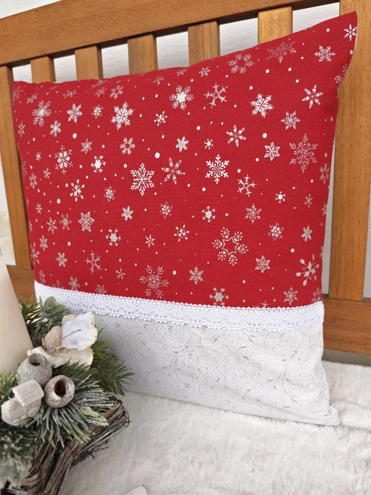 Vánoční povlak na polštář 40 x 40 cm – stříbrné vločky na červené s krajkou