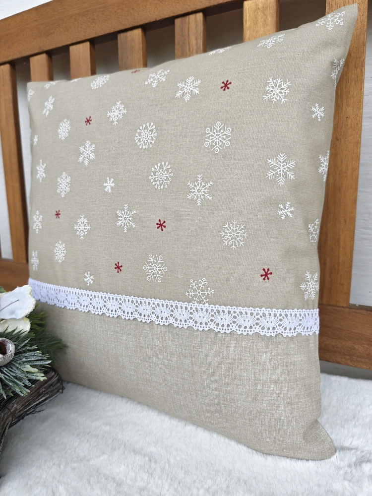 Povlak na polštář 40 x 40 cm – bílé a červené vločky na béžové s krajkou