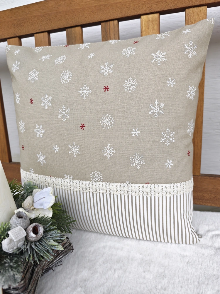 Povlak na polštář 40 x 40 cm – bílé a červené vločky na béžové s proužky a krajkou
