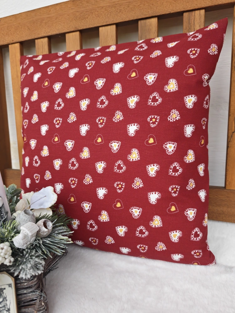 Povlak na polštář 40 x 40 cm – bílá a zlatá drobná srdíčka na vínové