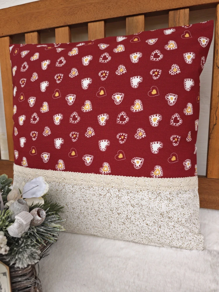 Povlak na polštář 40 x 40 cm – bílá a zlatá drobná srdíčka na vínové s krajkou