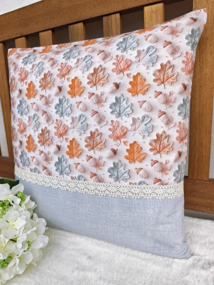 Povlak na polštář 40 x 40 cm – podzimní žaludy a listí v kombinaci s šedou a krajkou