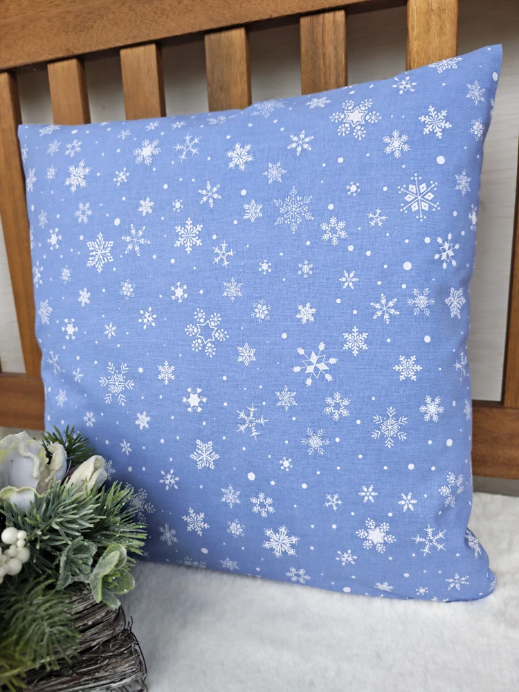 Vánoční povlak na polštář 40 x 40 cm – bílé vločky na pomněnkově modré