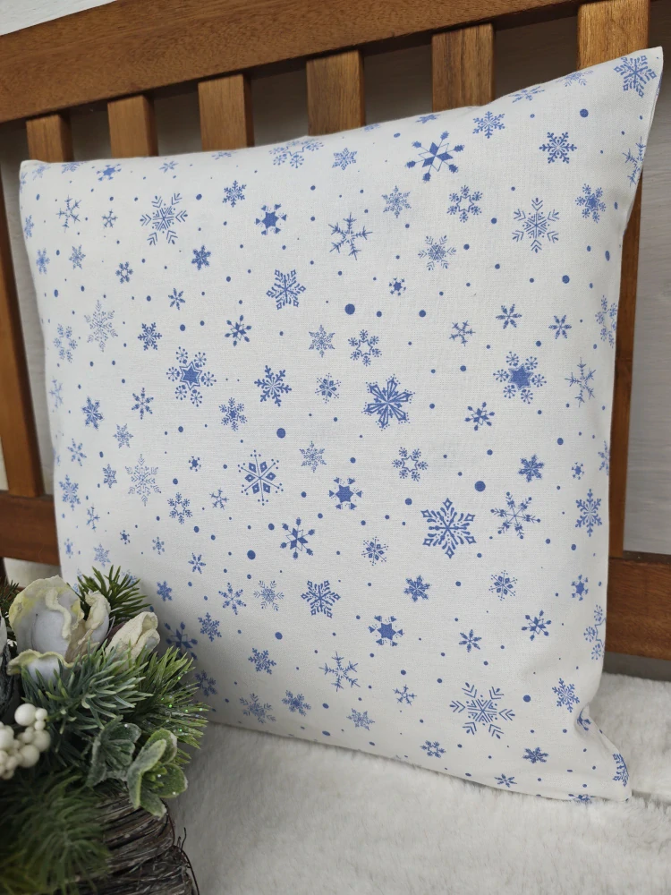 Vánoční povlak na polštář 40 x 40 cm – pomněnkově modré vločky na bílé