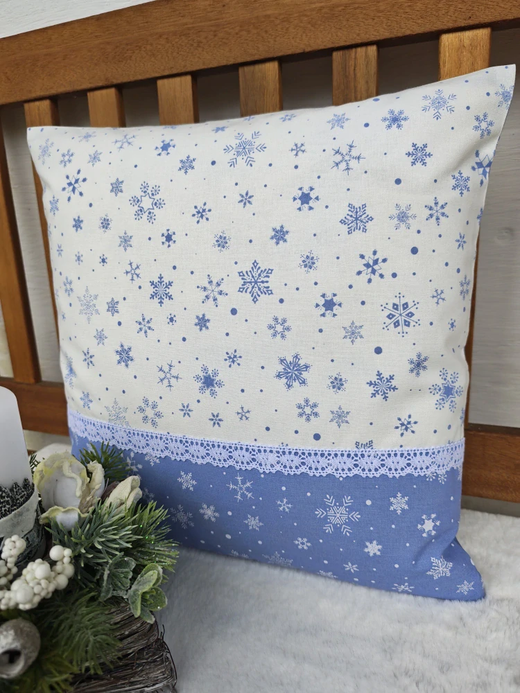 Vánoční povlak na polštář 40 x 40 cm – pomněnkově modré vločky na bílé s krajkou