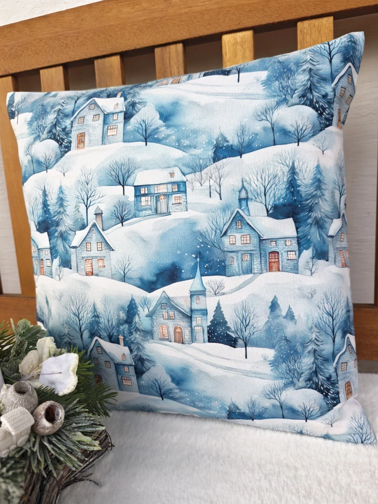 Vánoční povlak na polštář 40 x 40 cm – zimní zasněžená vesnička modrá