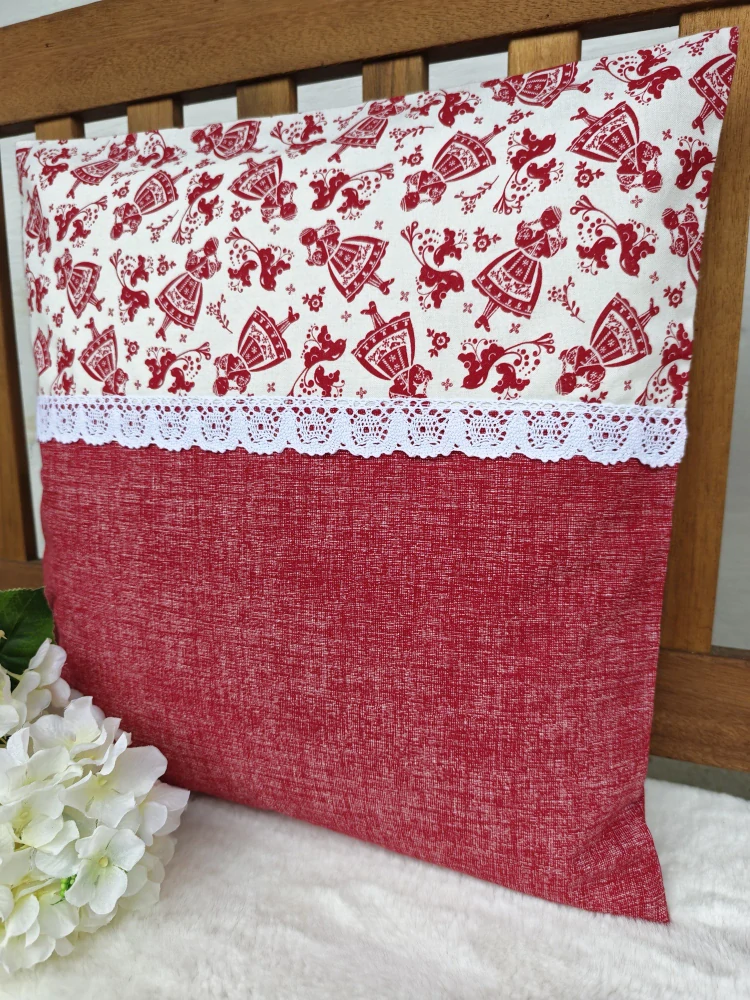 Povlak na polštář 40 x 40 cm – Selské červené panenky s krajkou I | Ruční výroba z bavlny