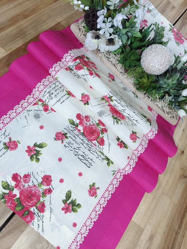 Běhoun - růže a nápisy v odstínu magenta