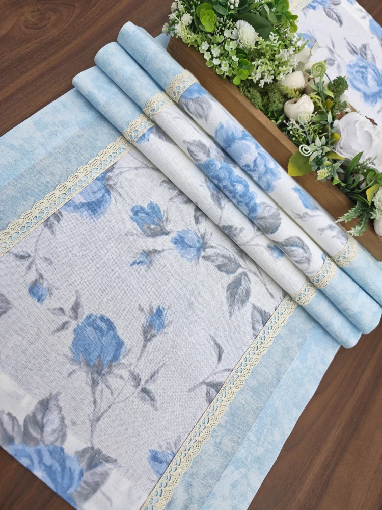 Běhoun - modré růžičky na vanilkové s blankytně modrým mramorem