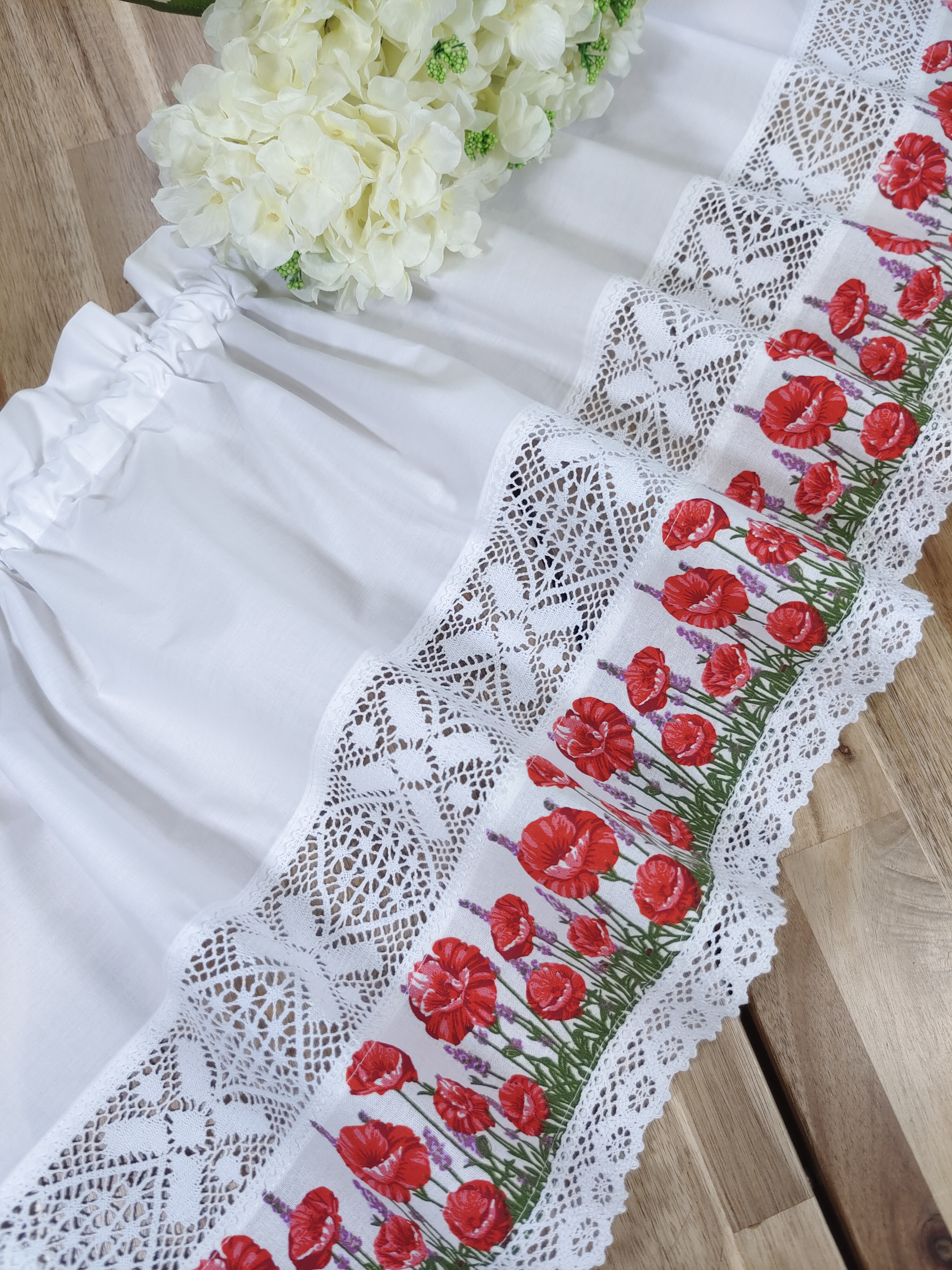 Krajková záclonka - bordura vlčí máky a levandule - šířka 100 cm