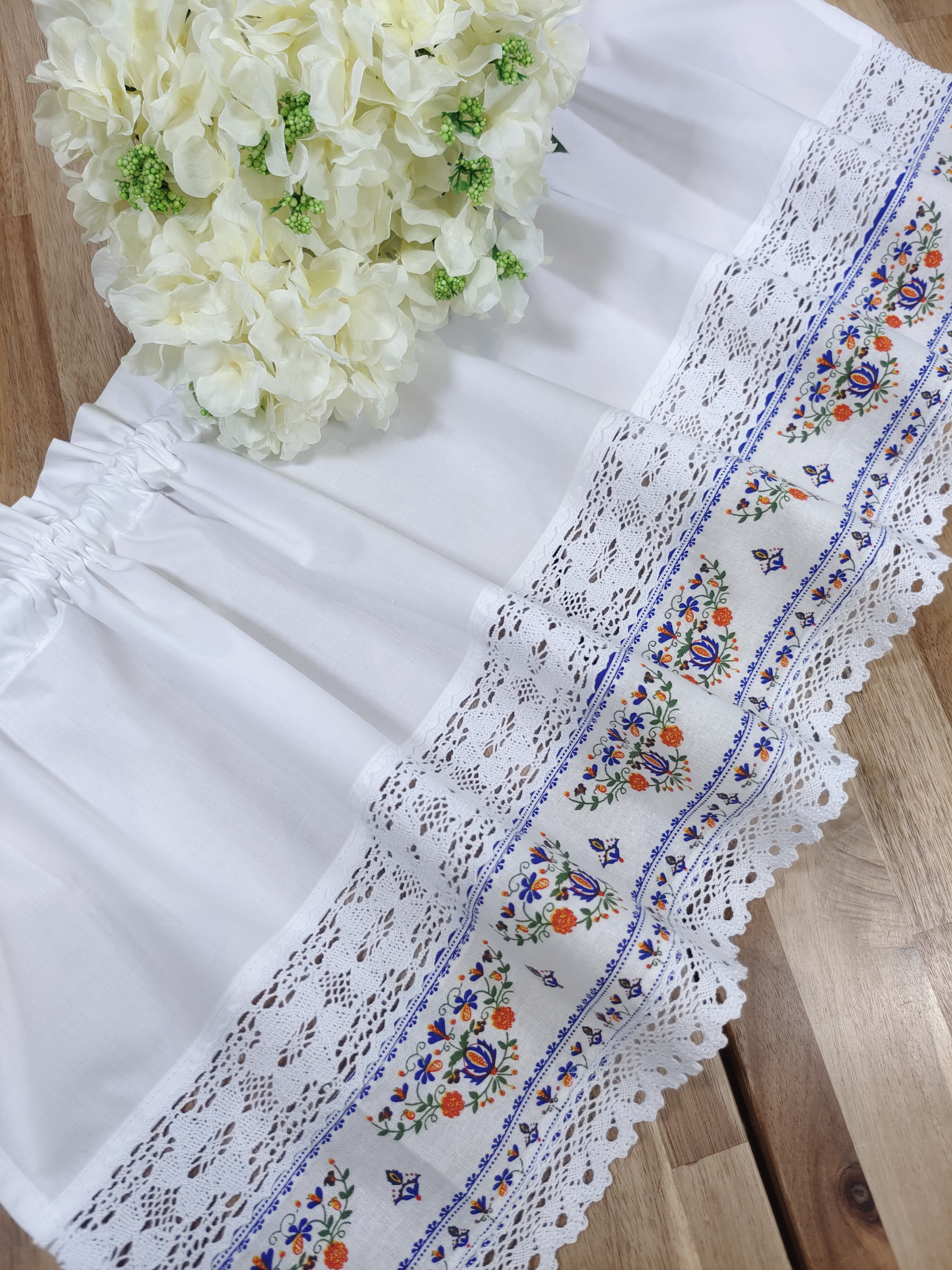 Krajková záclonka - bordura folklórní vzor - šířka 140 cm