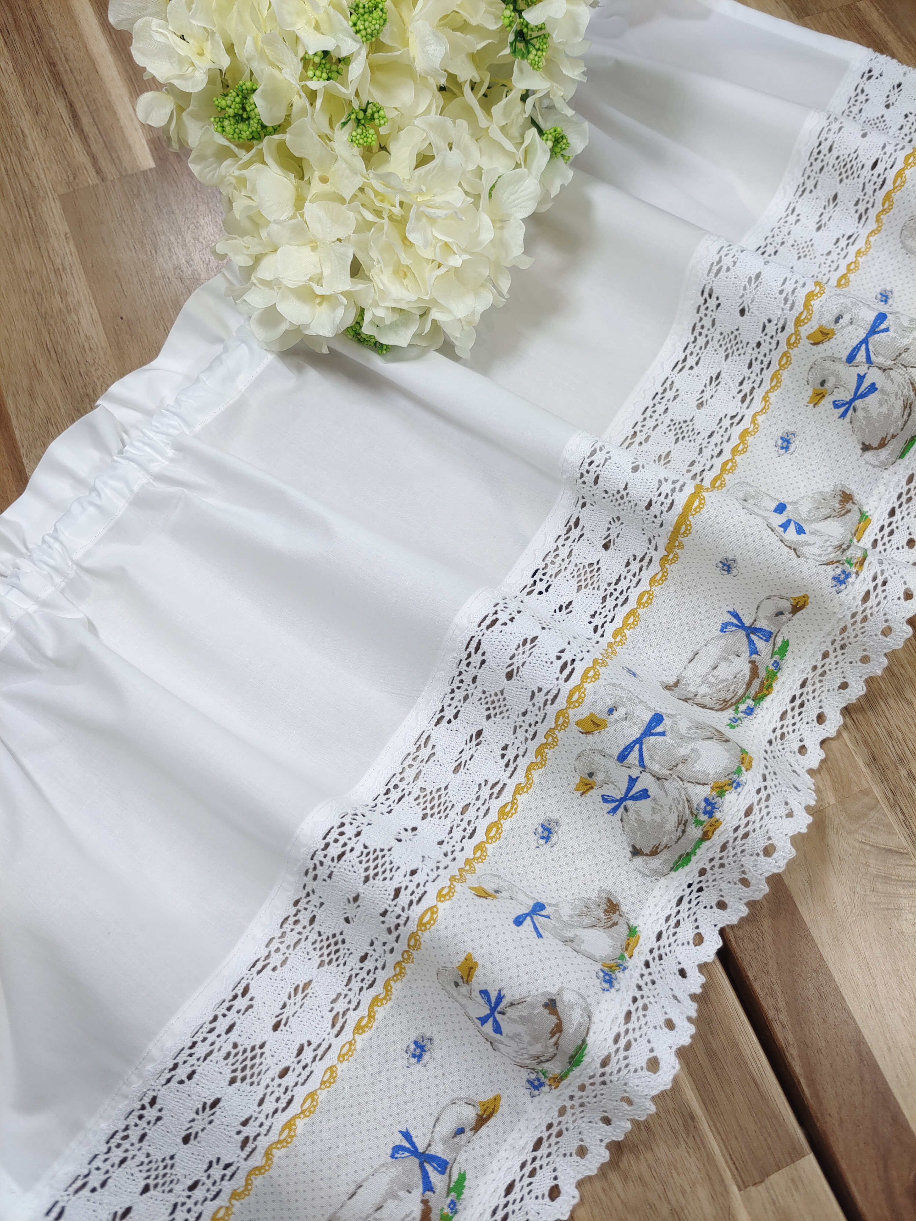 Krajková záclonka - bordura housata - šířka 140 cm