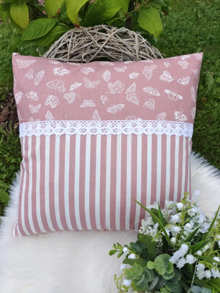 Povlak na polštář 40 x 40 cm – Bílí motýlci na starorůžové | Ruční výroba z bavlny
