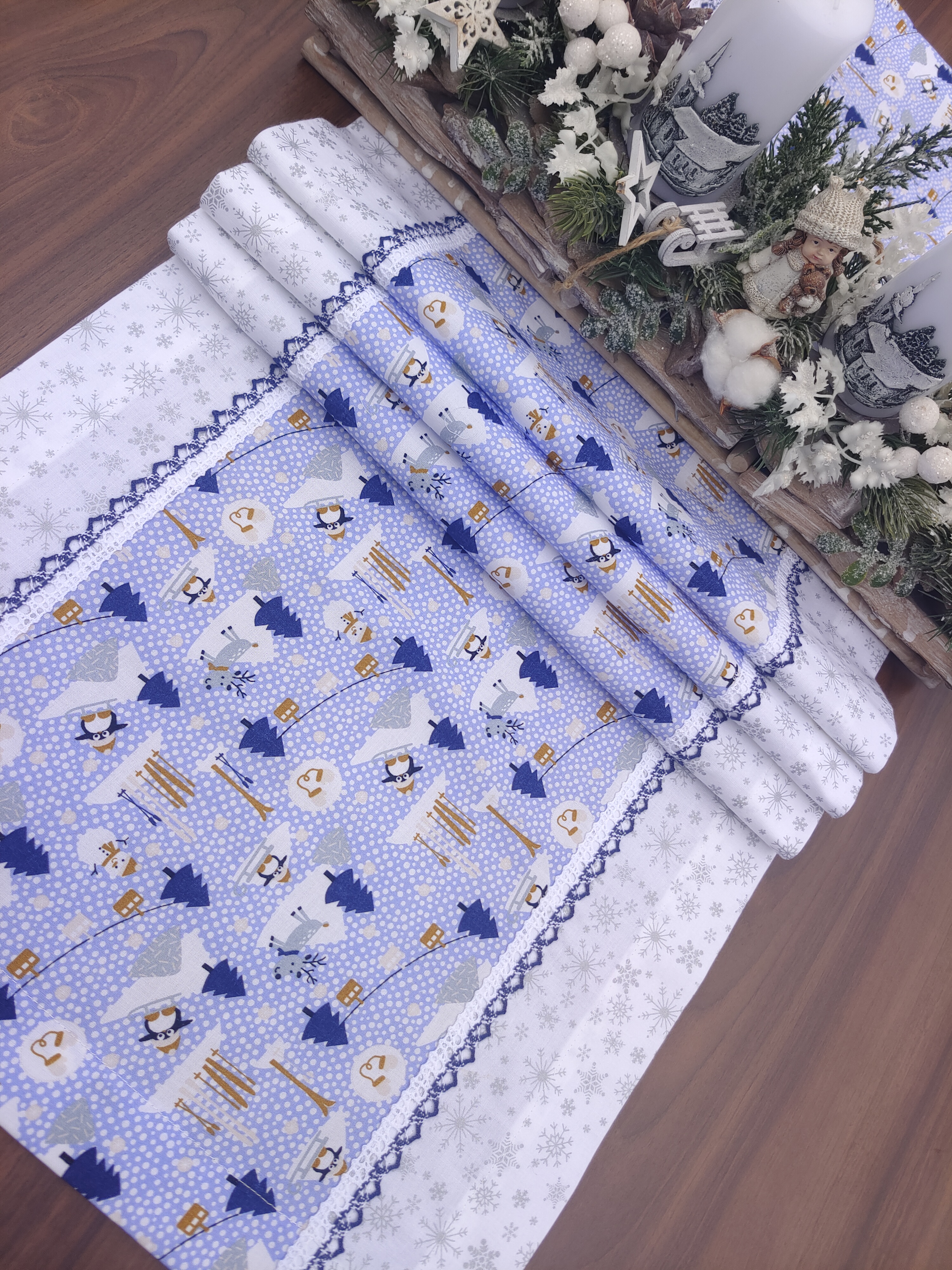 Běhoun vánoční - sněhuláci a tučňáci v kombinaci se stříbrnými ornamenty