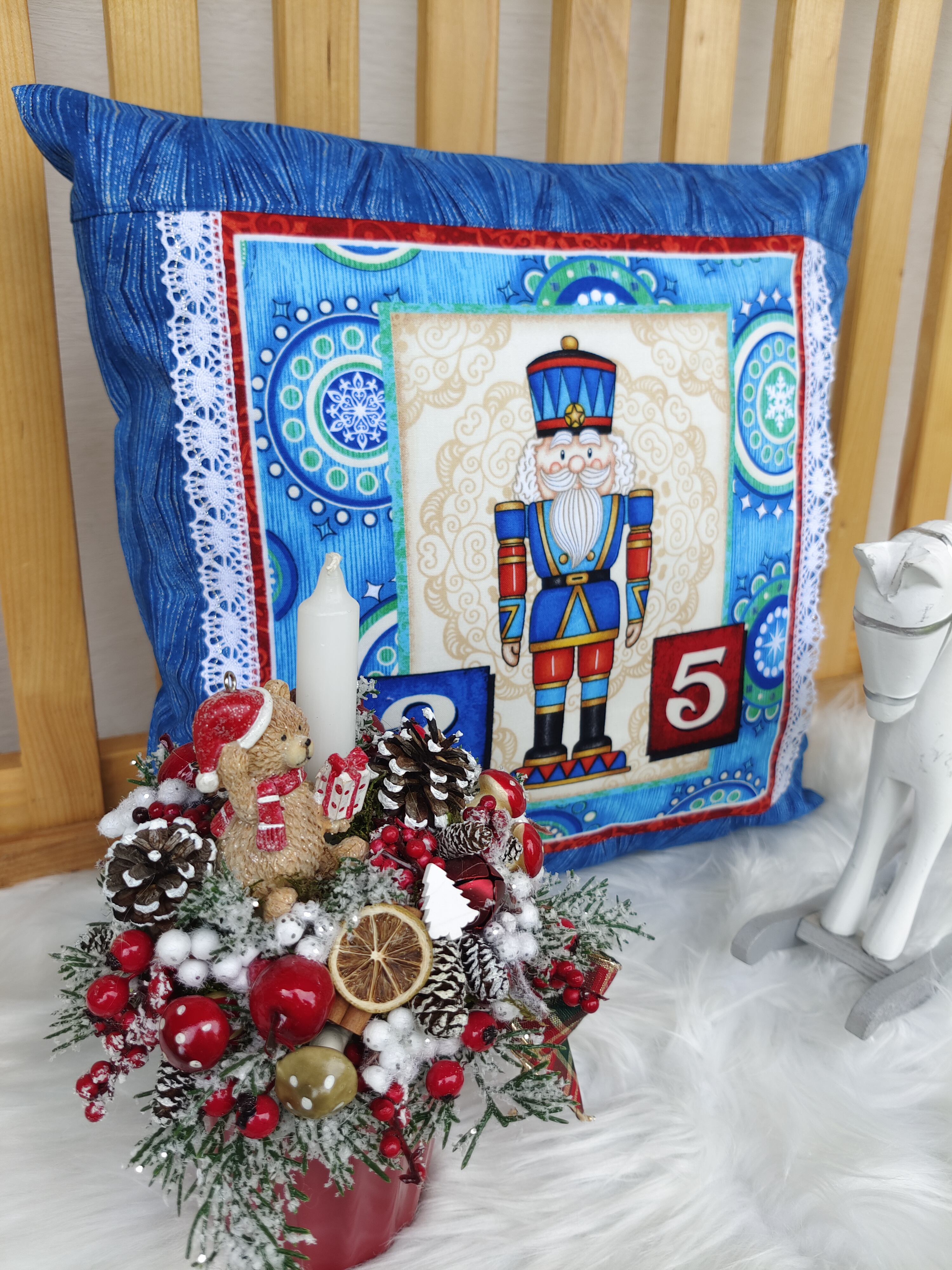 Vánoční povlak na polštář 40x40 - Louskáček na modré se stříbrnými efekty