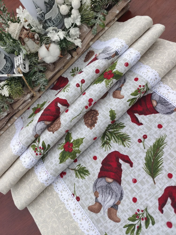 Běhoun vánoční - vánoční skřítci v kombinaci s bílými ornamenty na šedé