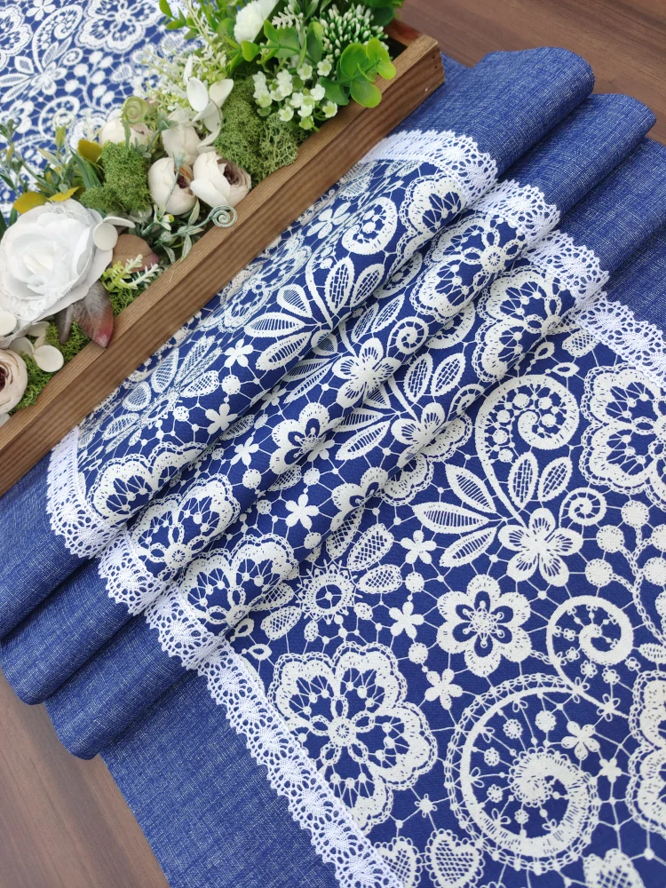 Běhoun na stůl – bílá krajka na folklórní modré| Ruční výroba