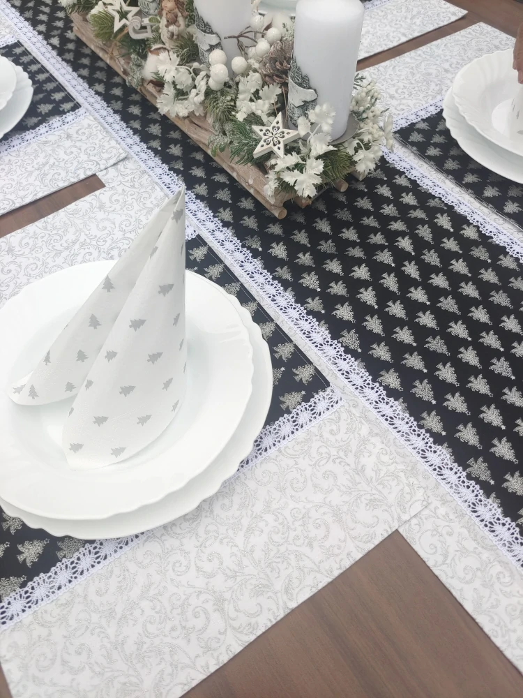 Vánoční sada - běhoun a 7 prostírání - stříbrné stromečky na červné v kombinaci se stříbrnými ornamenty