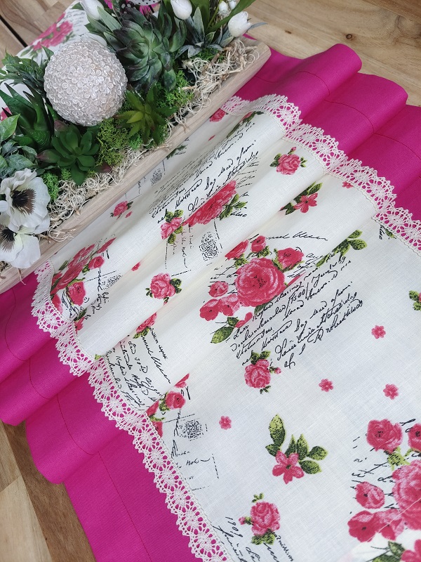 Běhoun - růže a nápisy v odstínu magenta