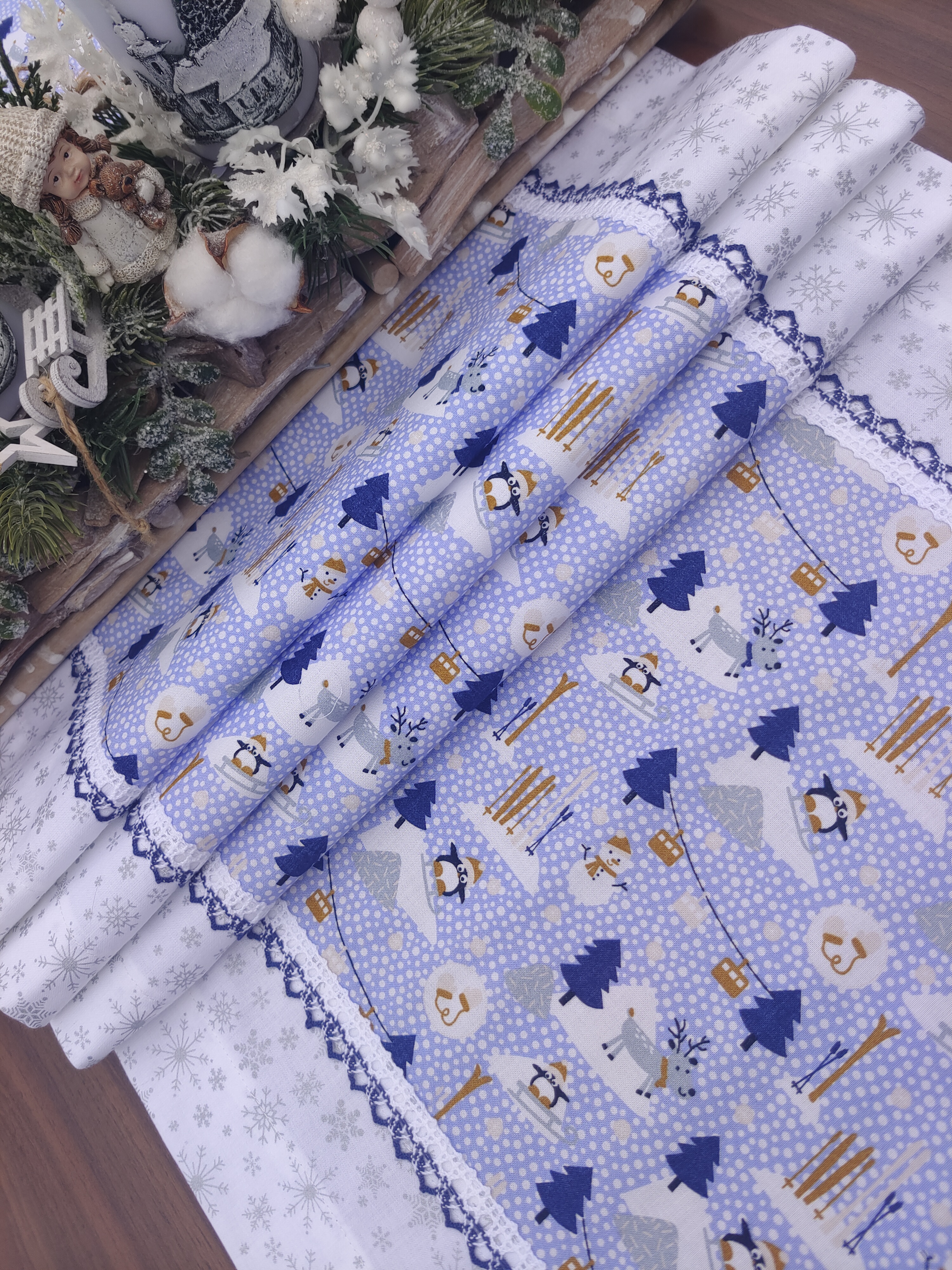 Běhoun vánoční - sněhuláci a tučňáci v kombinaci se stříbrnými ornamenty