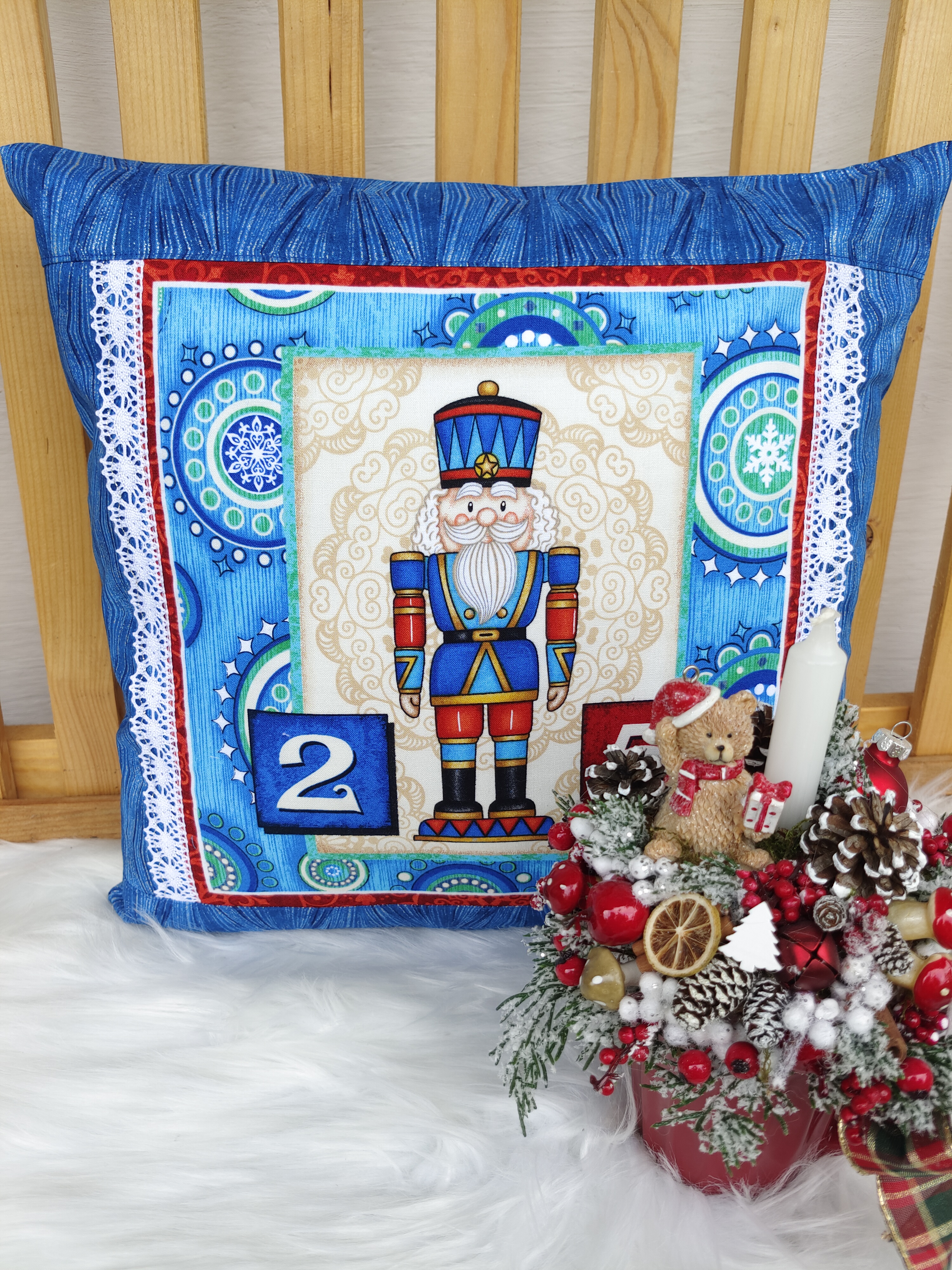 Vánoční povlak na polštář 40x40 - Louskáček na modré se stříbrnými efekty