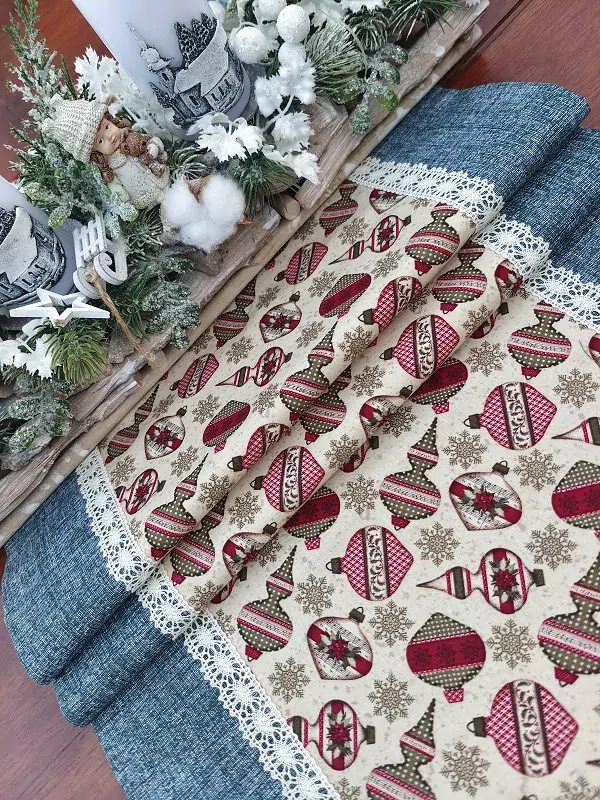 Běhoun vánoční - vánoční ozdoby na béžové v kombinaci s tmavě zelenou