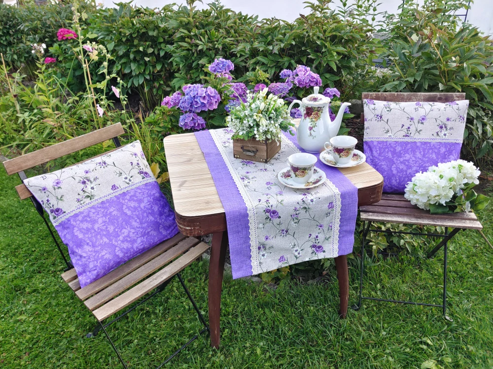 Povlak na polštář 40 x 40 cm – popínavé fialové růže s mramorem a krajkou | Ruční výroba