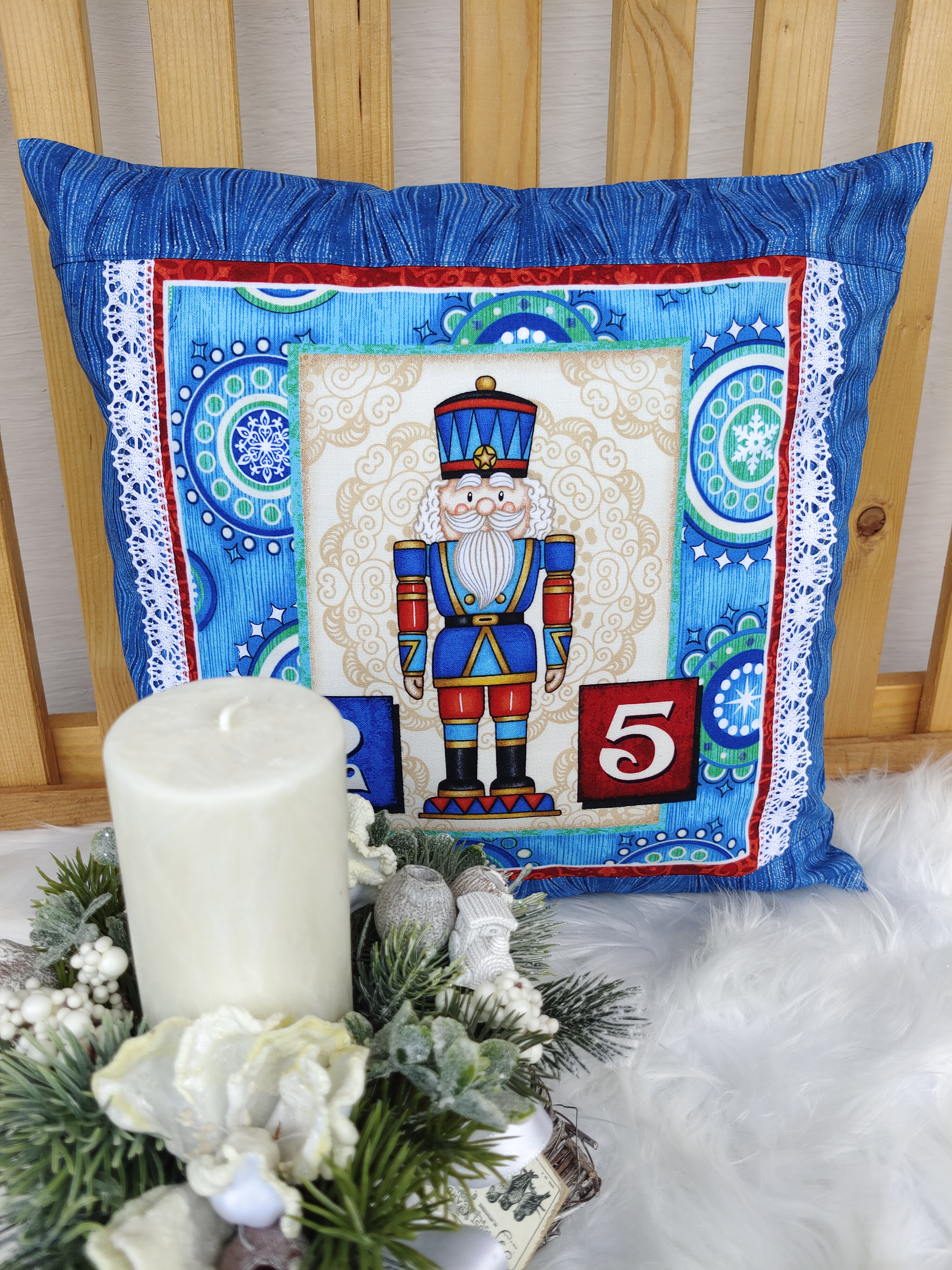 Vánoční povlak na polštář 40x40 - Louskáček na modré se stříbrnými efekty