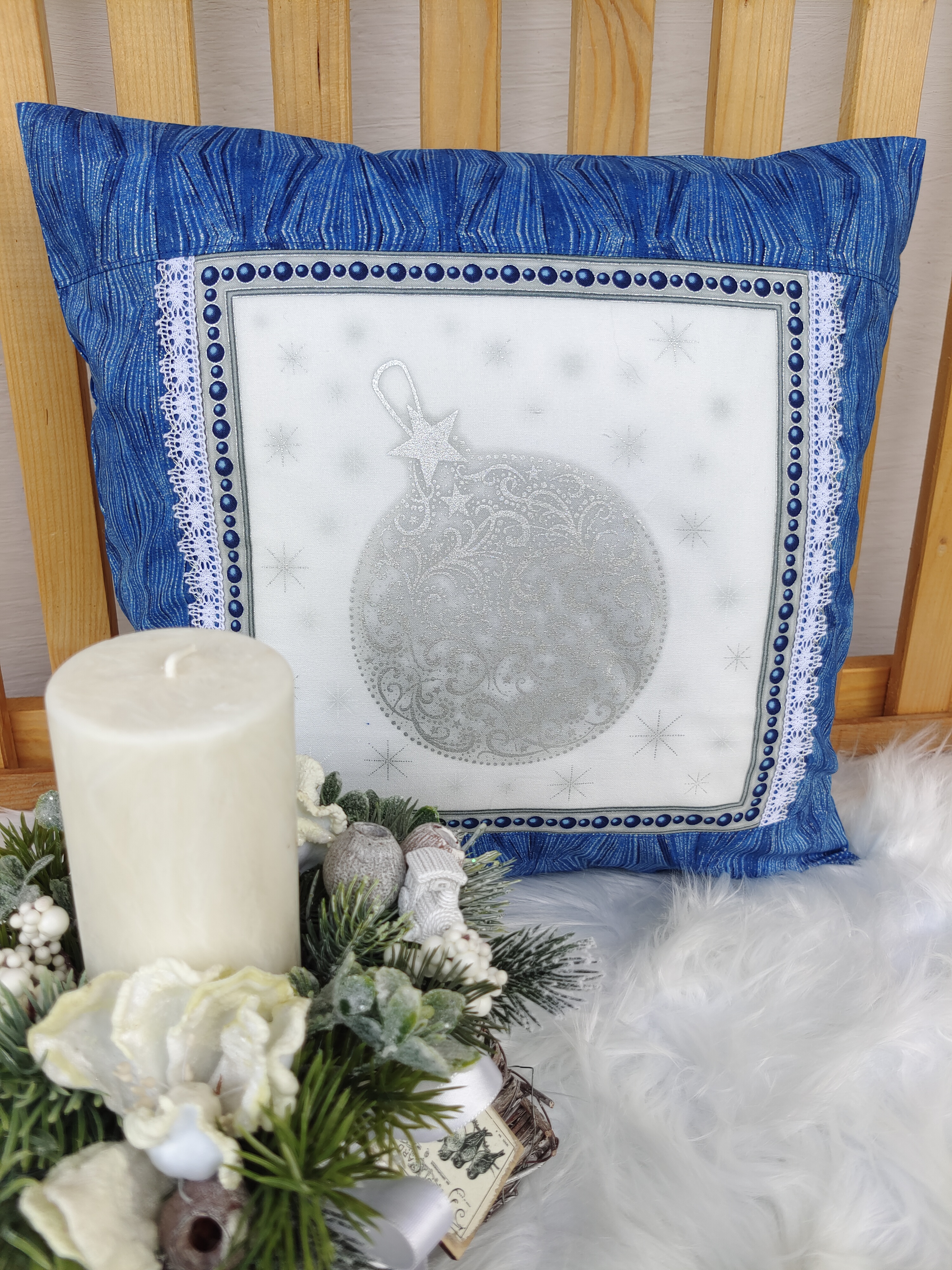 Vánoční povlak na polštář 40x40 - Stříbrná ozdoba na modré