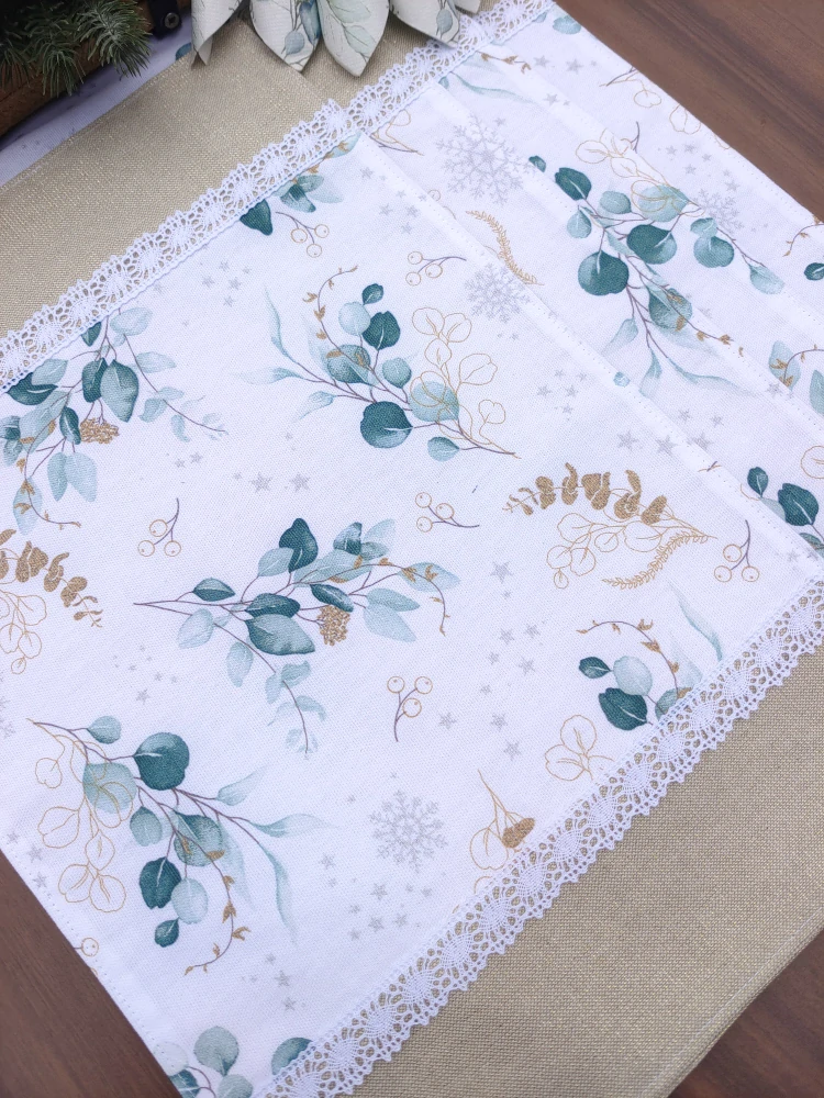 Vánoční jídelní sada - eukalyptus se stříbrnými vločkami – běhoun 42×132 cm + 4 prostírání 30×45 cm
