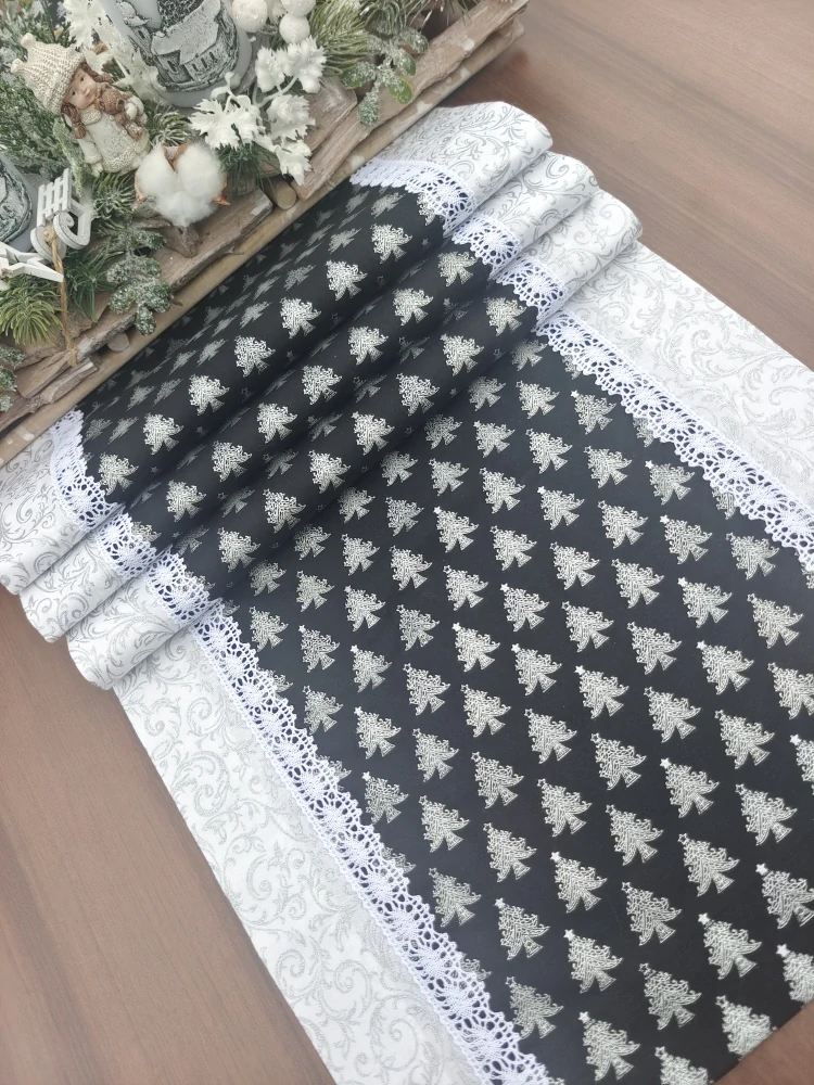 Vánoční sada - běhoun a 7 prostírání - stříbrné stromečky na červné v kombinaci se stříbrnými ornamenty