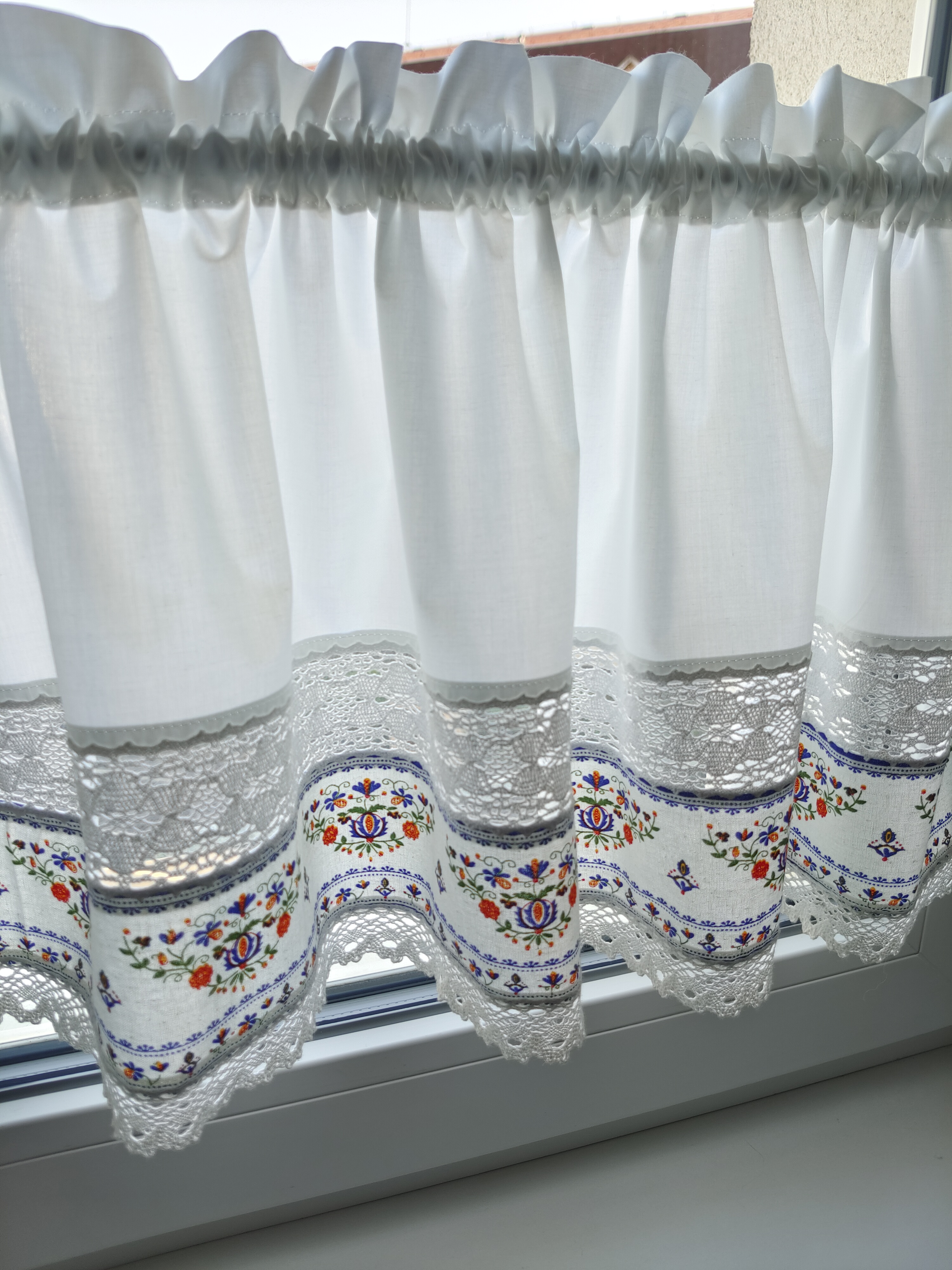 Krajková záclonka - bordura folklórní vzor - šířka 140 cm