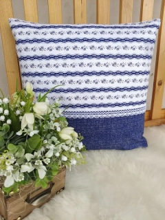 Povlak na polštář 40 x 40 cm – Květy v pruzích s modrou režnou | Ruční výroba z bavlny