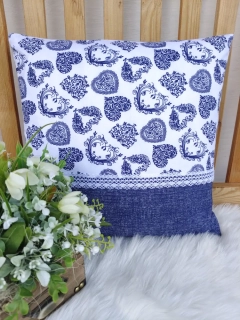 Povlak na polštář 40 x 40 cm – Zdobená modrá srdíčka | Ruční výroba z bavlny