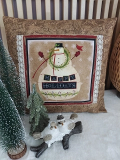 Vánoční povlak na polštář 40x40 - Sněhulák s hnědými větvičkami II