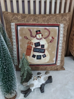 Vánoční povlak na polštář 40x40 - Sněhulák s hnědými větvičkami V