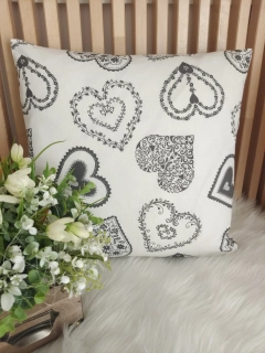 Povlak na polštář 40 x 40 cm – Šedá srdce na bílé | Ruční výroba z bavlny