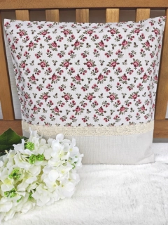 Povlak na polštář 40 x 40 cm – Staroanglické růžičky na režné s krajkou | Ruční výroba z bavlny