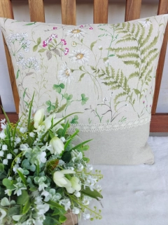 Povlak na polštář 40 x 40 cm – Luční kvítí s krajkou | Ruční výroba