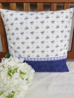 Povlak na polštář 40 x 40 cm – Folklórní kytičky s modrou | Ruční výroba z bavlny