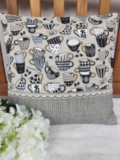 Povlak na polštář 40 x 40 cm – kávové hrníčky a krajka | Ruční výroba