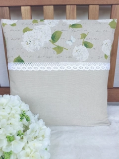Povlak na polštář 40 x 40 cm – bílé hortenzie s krajkou | Ruční výroba