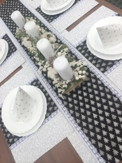Vánoční sada - běhoun a 7 prostírání - stříbrné stromečky na červné v kombinaci se stříbrnými ornamenty