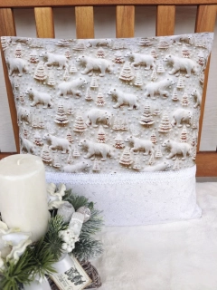 Vánoční povlak na polštář 40 x 40 cm – lední medvědi v kombinaci s krajkou | Ruční výroba