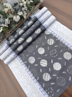 Běhoun - vánoční ubrus stříbrné ozdoby na šedé v kombinaci se stříbrnými ornamenty | 42 x 136