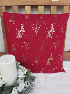 Vánoční povlak na polštář 40 x 40 cm – zlaté stromečky na vínovém kanafasu