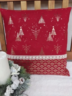 Vánoční povlak na polštář 40 x 40 cm – zlaté stromečky na vínovém kanafasu v kombinaci se zlatými obloučky a krajkou